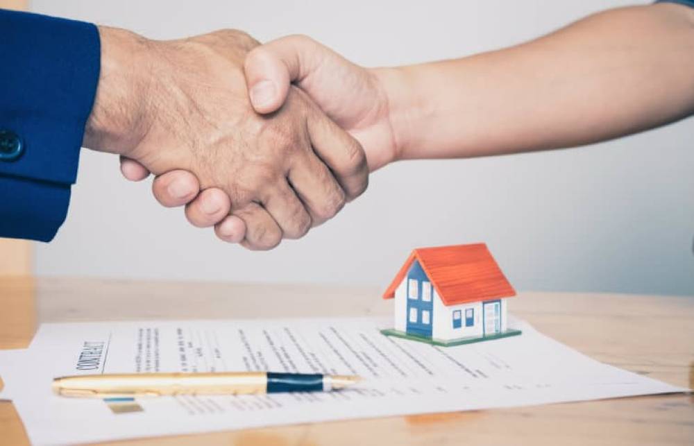 Who Is a Real Estate Agent? What They Do, How They Work, and How They Earn