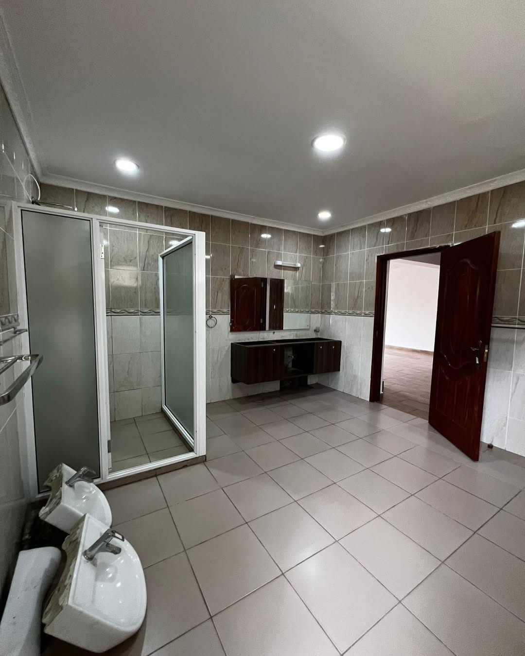 5-Bedroom Townhouse image 3