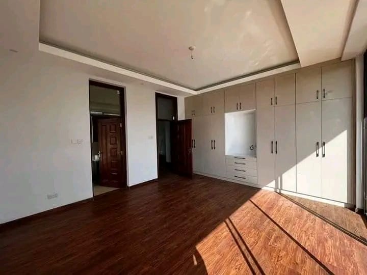 Stunning 5-bedroom villa in Membley image 7