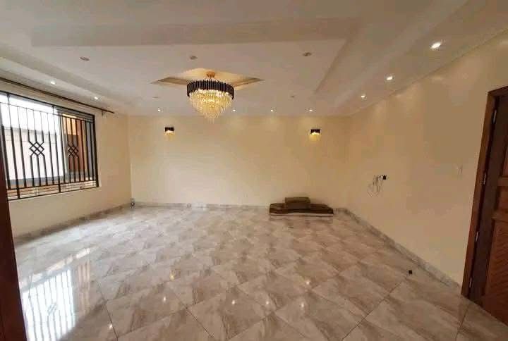 5 Bedroom Villa image 3