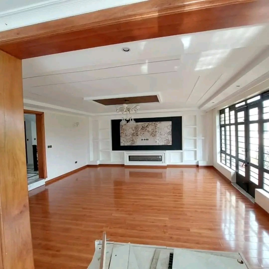 Luxurious 6-Bedroom Home image 4