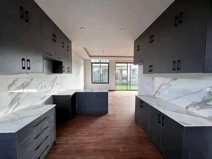 Stunning 5-bedroom villa in Membley image 4