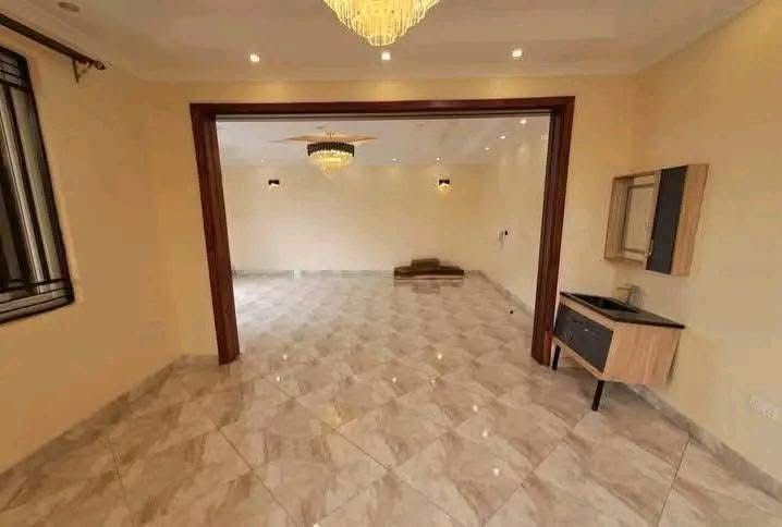 5 Bedroom Villa image 4