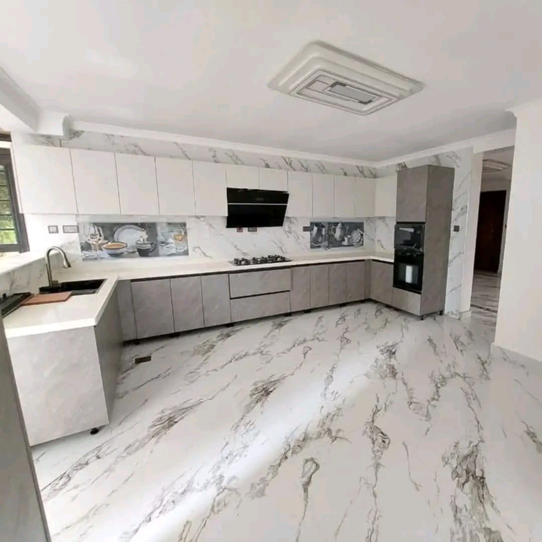 Luxurious 6-Bedroom Home image 6