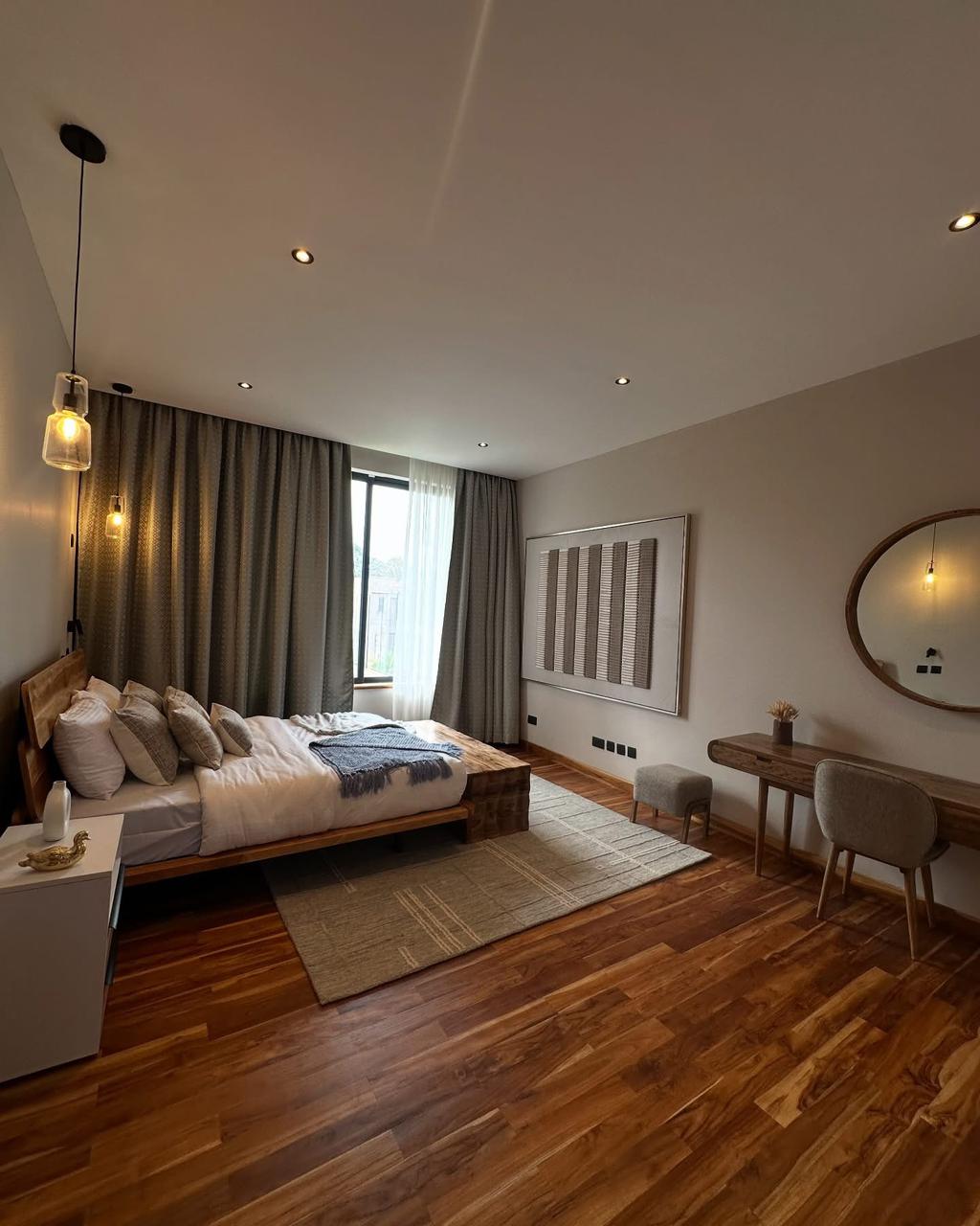 4 Bedroom and Dsq image 7