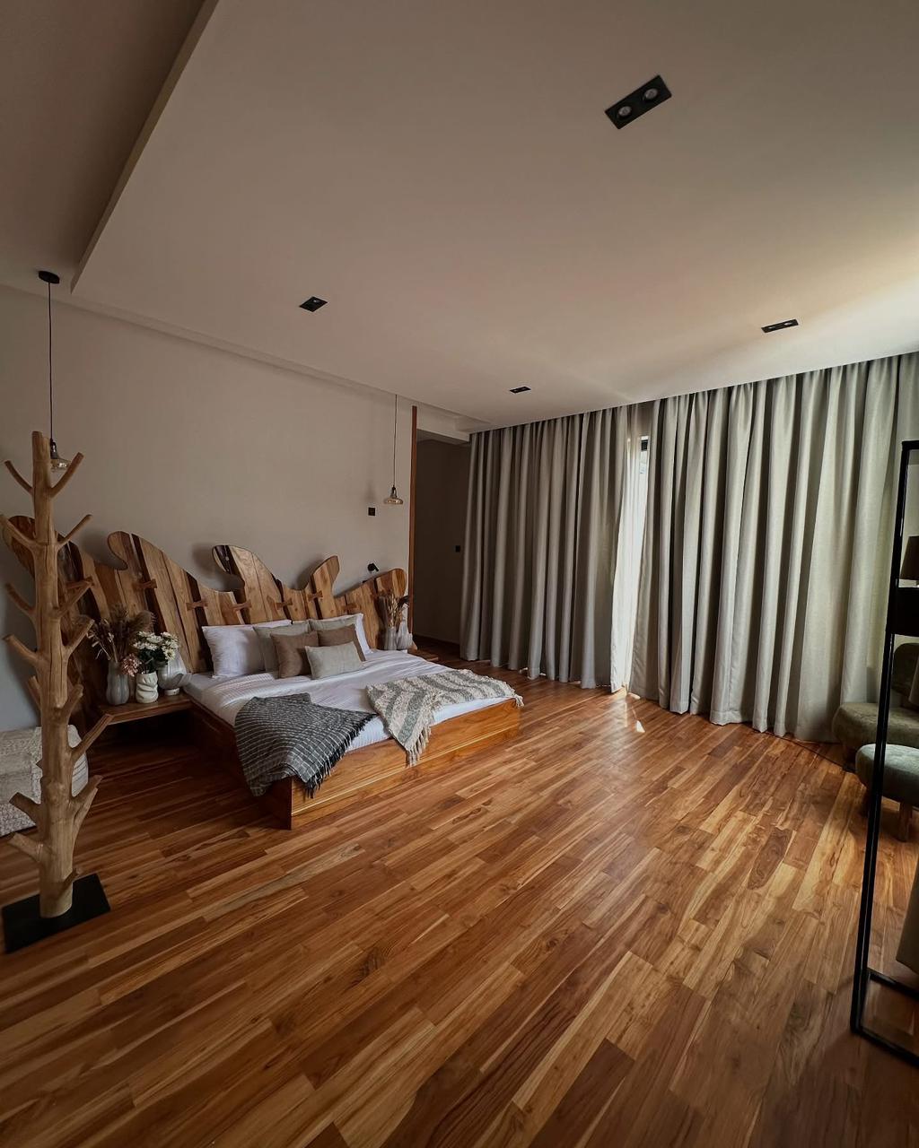 4 Bedroom and Dsq image 25
