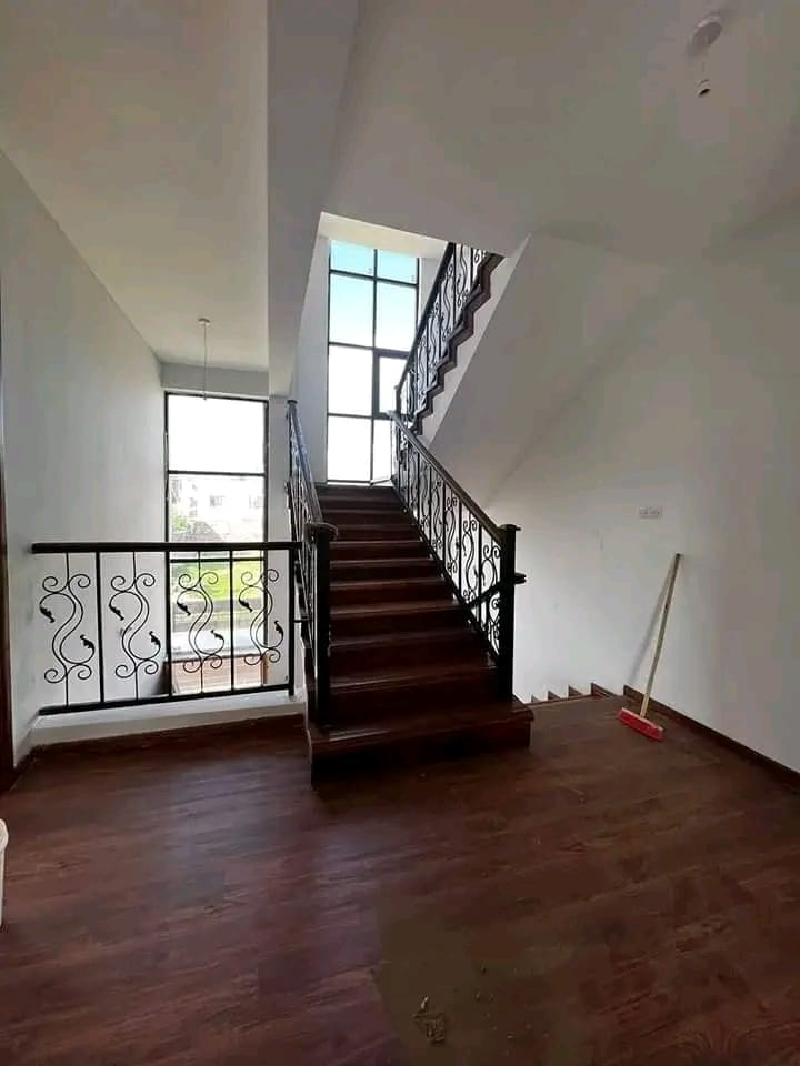 Stunning 5-bedroom villa in Membley image 5