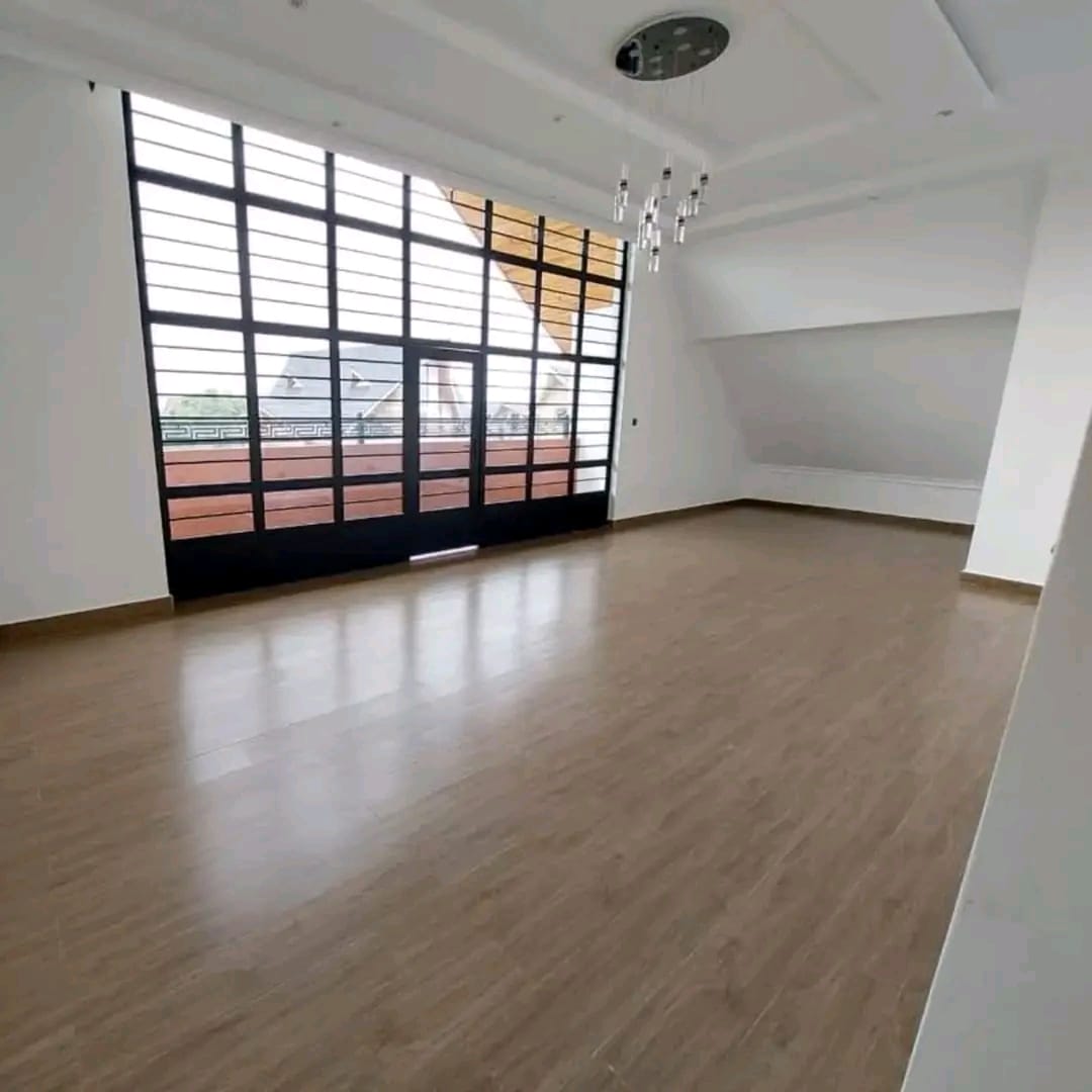 Luxurious 6-Bedroom Home image 9