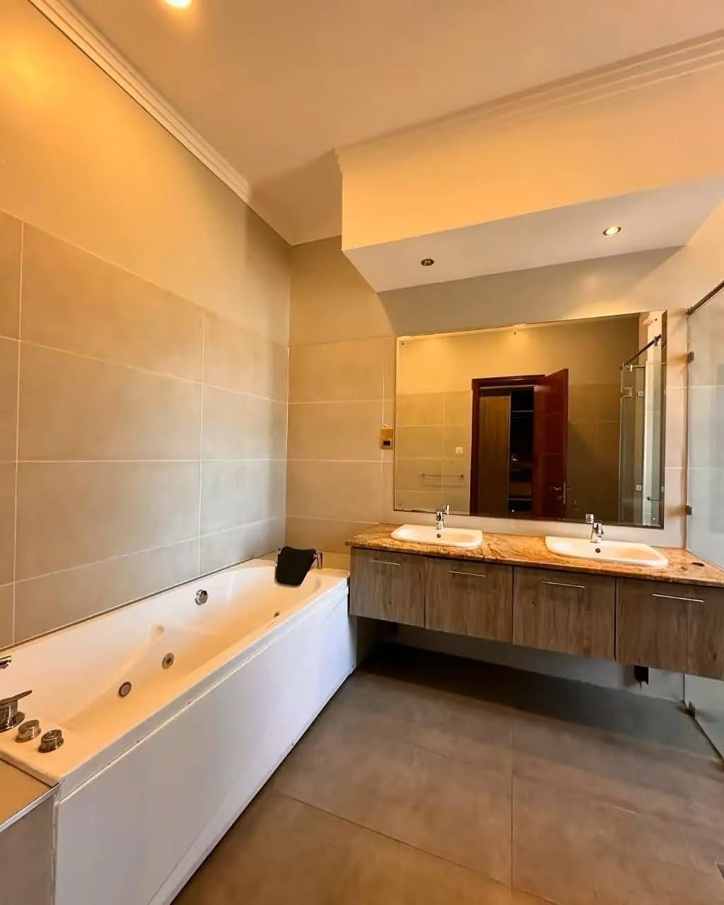 5 Bedroom Villa image 8